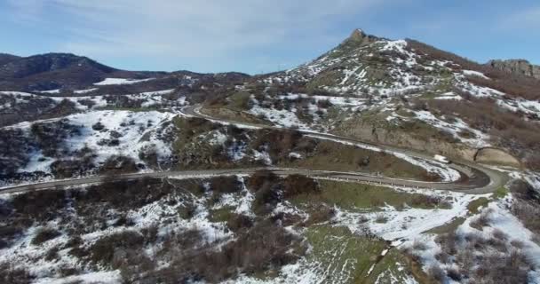 the car rides on winter mountain serpentine - Video, Çekim