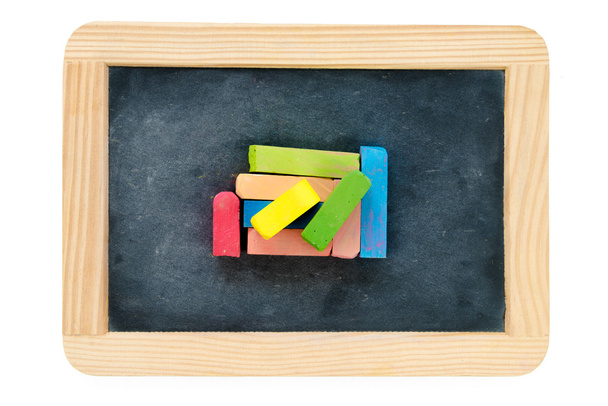 Дерев'яна рамка вінтажна крейдова дошка ізольована на білому з кольоровими шматочками крейди
 - Фото, зображення