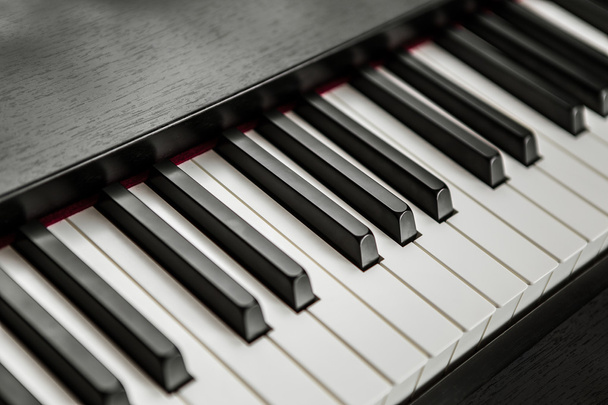 фрагмент клавіатури піаніно
 - Фото, зображення