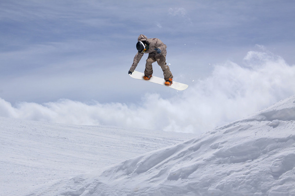 山の上を飛んでスノーボーダー。極端なスポーツ. - 写真・画像