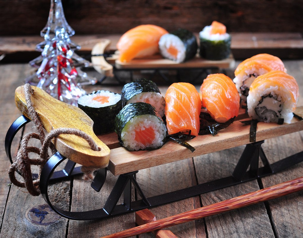 sushi sur petit traîneau fond de Noël, mise au point sélective
. - Photo, image