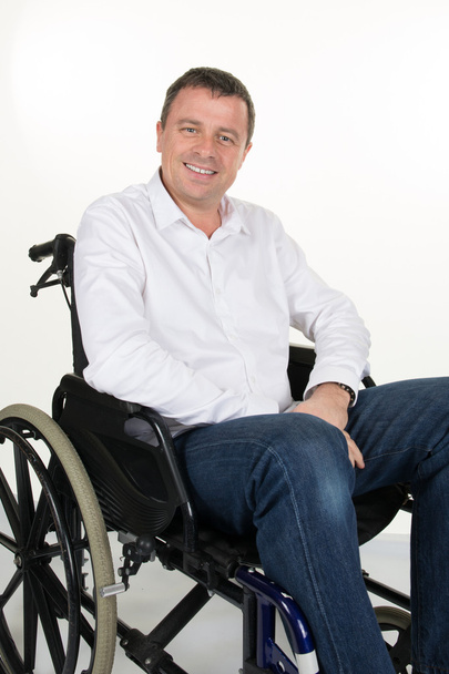 Felice uomo su una sedia a rotelle isolato su uno sfondo bianco
 - Foto, immagini