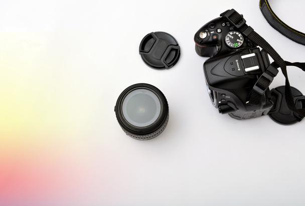 Камера Digita SLR с объективом и капюшоном
 - Фото, изображение
