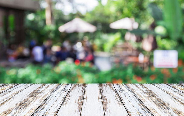Bílý dřevěný stůl pozadí abstraktní rozmazané coffee shop - Fotografie, Obrázek