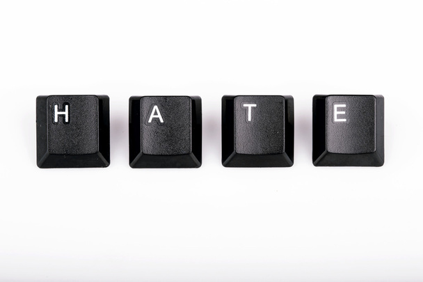 Beyaz arka planda bilgisayar klavye tuşları ile metin nefret kurdu - Fotoğraf, Görsel