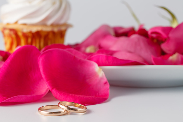 Růží a snubní prsteny - Fotografie, Obrázek