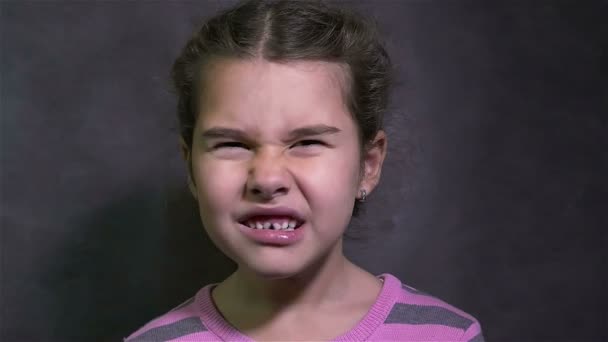 lány sikoltozik konfliktus veszekedés dühös tini hadonászott - Felvétel, videó
