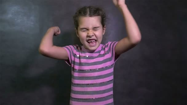 Teen dziewczyna krzyczy konflikt kłótnia zły machając rękami - Materiał filmowy, wideo