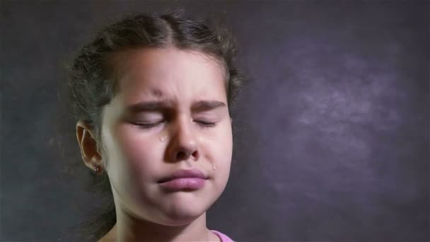 lány tini sír könnyek flow portré problémák stresszhatás alatt - Felvétel, videó