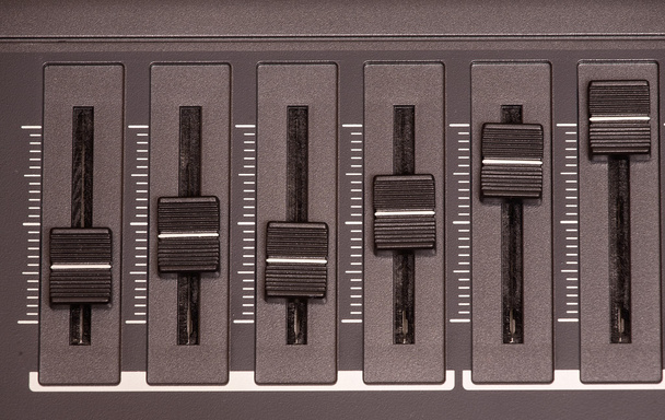 Controles deslizantes de equalizador em um sintetizador
. - Foto, Imagem