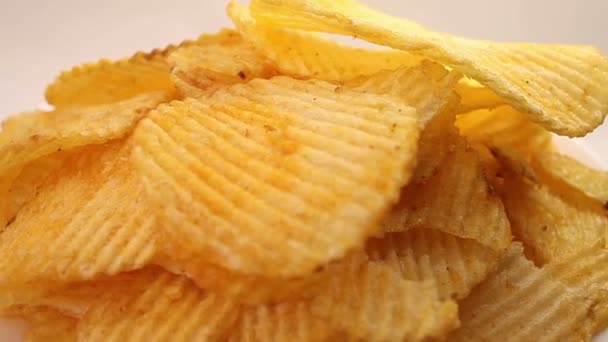 Kartoffelchips-Haufen rotierend über weißem Hintergrund, Makroansicht - Filmmaterial, Video
