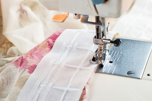 Máquina de coser moderna
 - Foto, imagen
