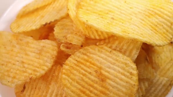 Kartoffelchips-Haufen rotierend über weißem Hintergrund, Makroansicht - Filmmaterial, Video