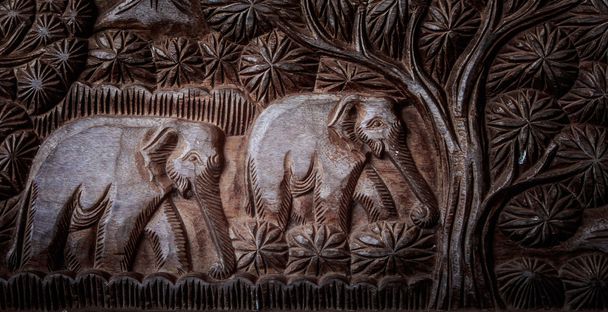 Elefant aus Holz schnitzen - Foto, Bild