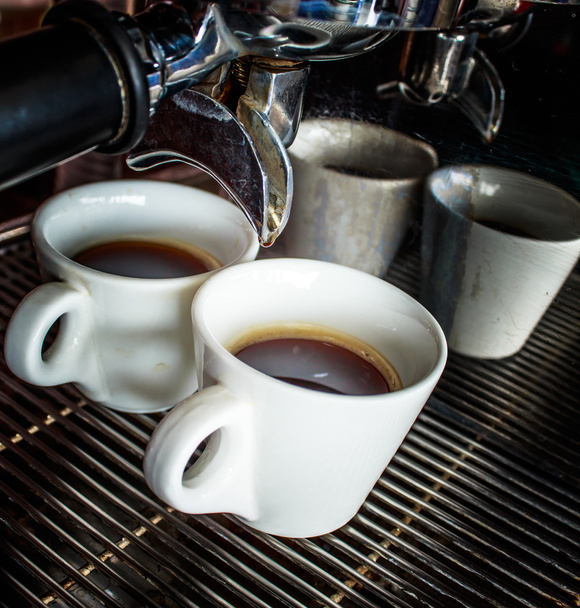 koffiezetapparaat maakt twee koffie  - Foto, afbeelding