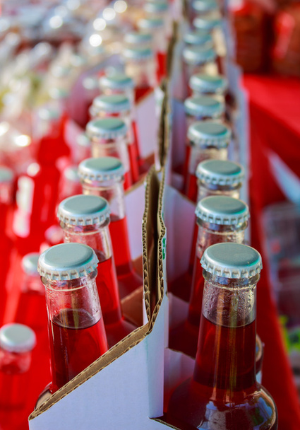 Fechar de garrafas de refrigerante sortidas
  - Foto, Imagem