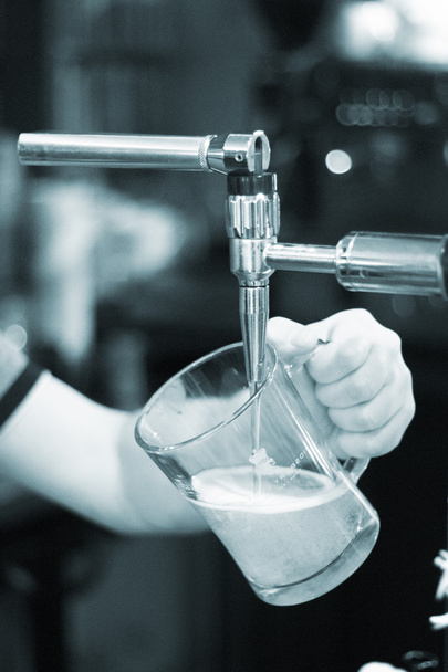 Lager draft beer pump in pub bar - Foto, afbeelding