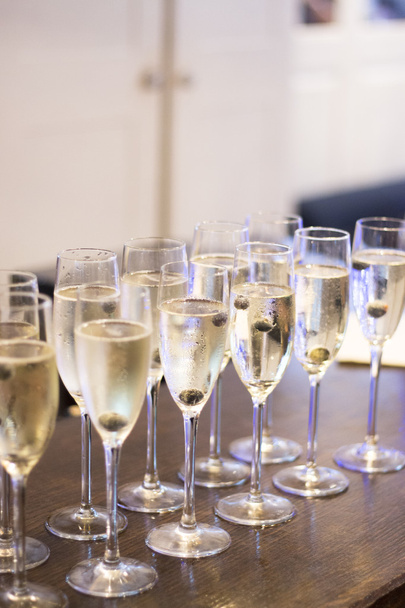 Champagner-Weißweingläser bei Hochzeitsfeier - Foto, Bild