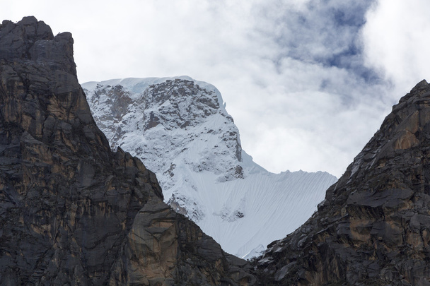 Snow covered mountain peak and blue sky, Cordillera Blanca, Peru - Fotoğraf, Görsel