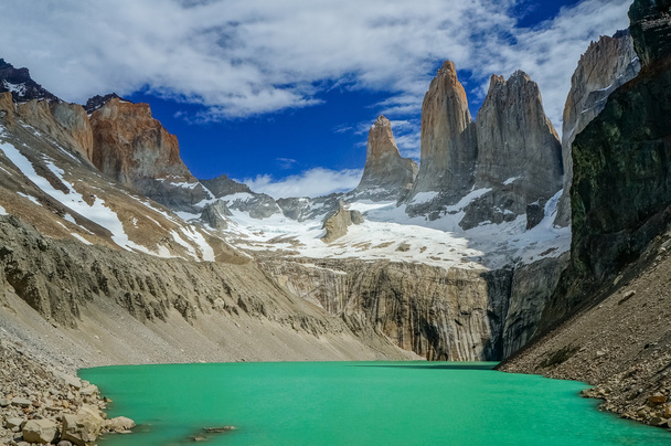 Grüner See in den Bergen der Torres del Paine in Patagonien - Foto, Bild