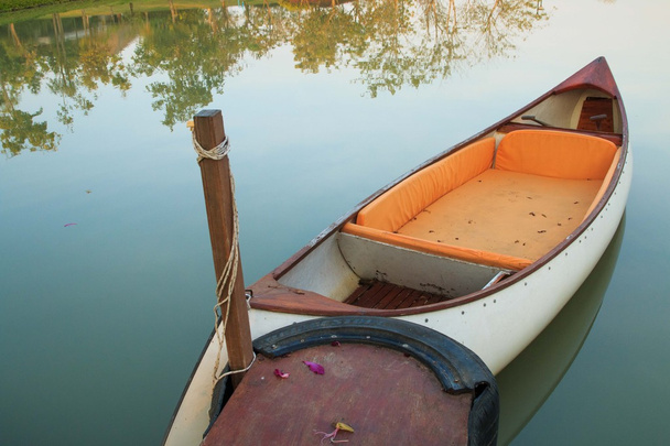 Barcos en el lago en verano
 - Foto, imagen