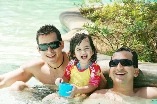 Bonne famille qui s'amuse dans la piscine. Frères et nièce ha
 - Photo, image