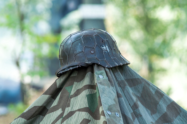 capacetes militares usavam a tenda verde
 - Foto, Imagem