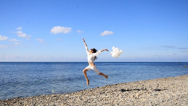Happy young woman enjoying summer vacation - Foto, Imagen