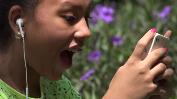 Girl Using Cell Phone - Filmagem, Vídeo