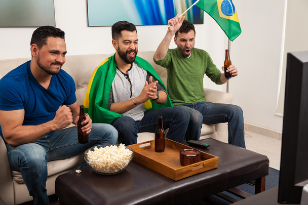 mannen juichen voor Brazilië - Foto, afbeelding