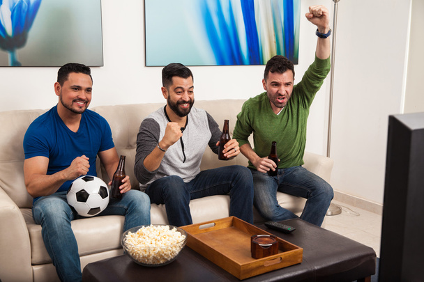 mannelijke vrienden kijken naar een voetbal - Foto, afbeelding