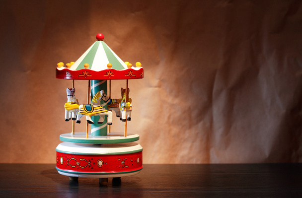 Carrousel jouet en bois
 - Photo, image