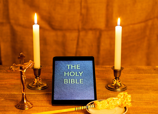 Ψηφιακή Αγία Γραφή ως σύμβολο μιας νέας εποχής. - Φωτογραφία, εικόνα