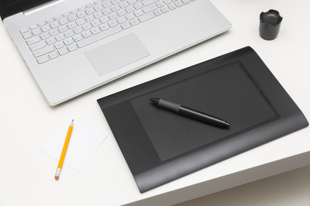 tableta de dibujo digital y portátil en la mesa
 - Foto, imagen
