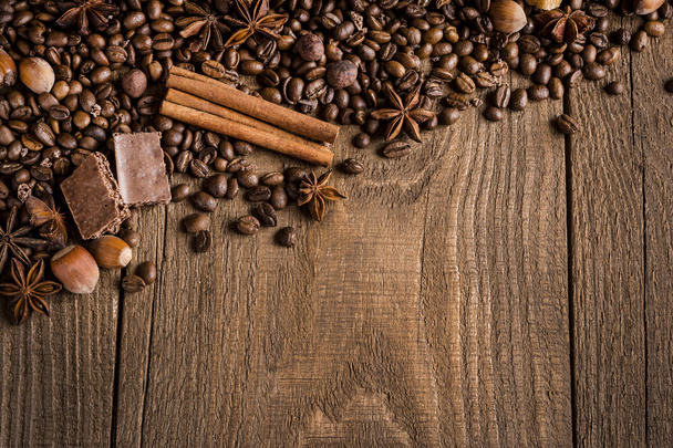 coffee beans on a wooden table - Foto, afbeelding