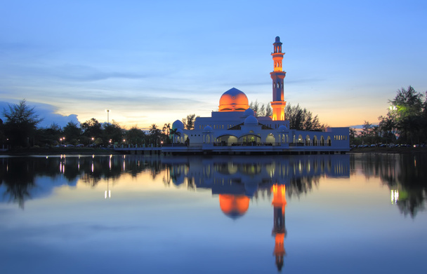 夕暮れ時にクアラルンプール イバイ トレンガヌ マレーシアのモスク - 写真・画像