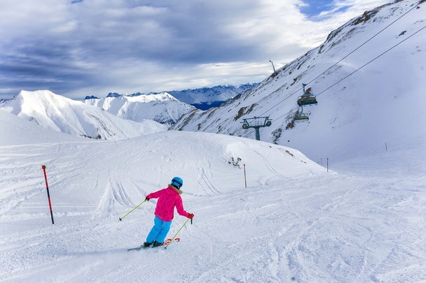 Girl skier in winter resort - Foto, Imagem