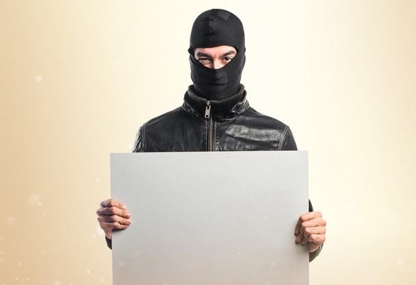 Ladrón sosteniendo un cartel vacío
 - Foto, imagen