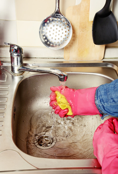 Домашнє завдання - жінка прибирає кухню
 - Фото, зображення