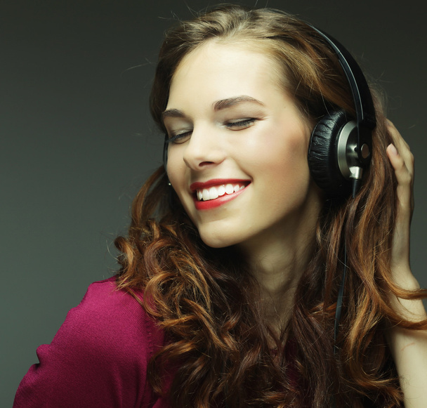 Young woman with headphones listening music - Fotó, kép