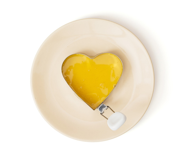 Miel en el molde para hornear en forma de corazón en el plato, Valentín
 - Foto, imagen