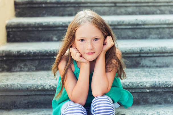 Nahaufnahme Porträt eines süßen kleinen Mädchens im Alter von 7-8 Jahren - Foto, Bild