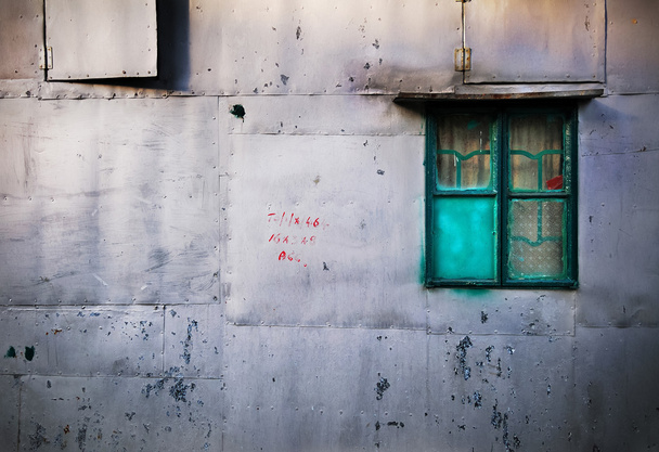 groene venster en metalen shack, tai o, hong kong - Foto, afbeelding