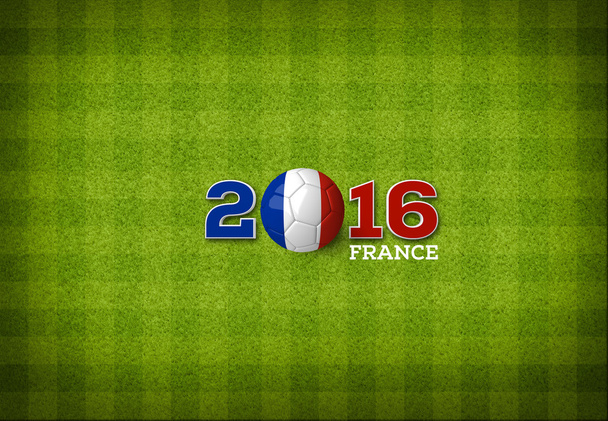 Beyaz çizgili yeşil çizgili futbol alanının üst bir görünümde Fransa bayraklı bir futbol topu. - Fotoğraf, Görsel