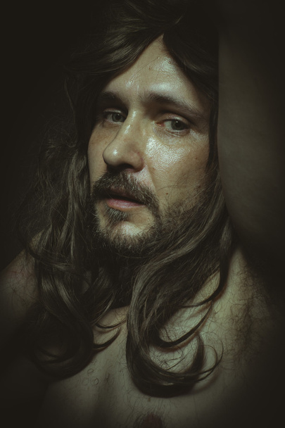 férfi hosszú haj pózol - Fotó, kép
