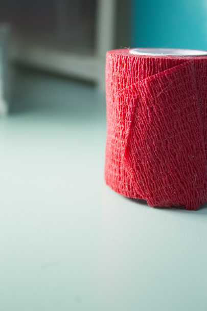 Красный рулон медицинской клейкой ленты
 - Фото, изображение