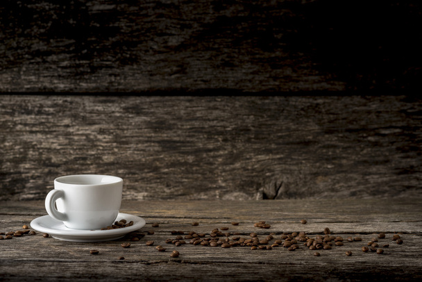 Tasse à café blanche sur une assiette placée sur une planche rustique en bois avec esprit
 - Photo, image