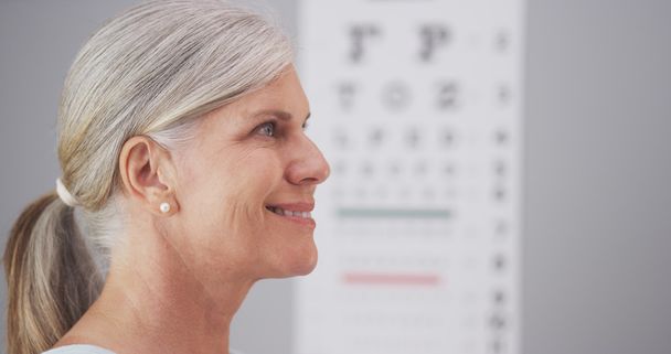 Olgun kadın gözlük optometrist alma - Fotoğraf, Görsel