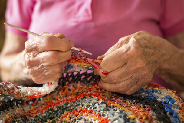 elderly woman kniting crochet. - Foto, afbeelding