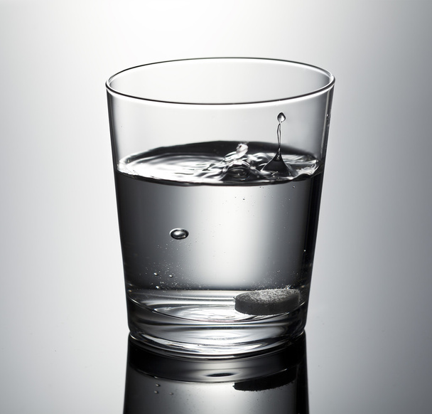 Glass with effervescent tablet in water - Fotoğraf, Görsel
